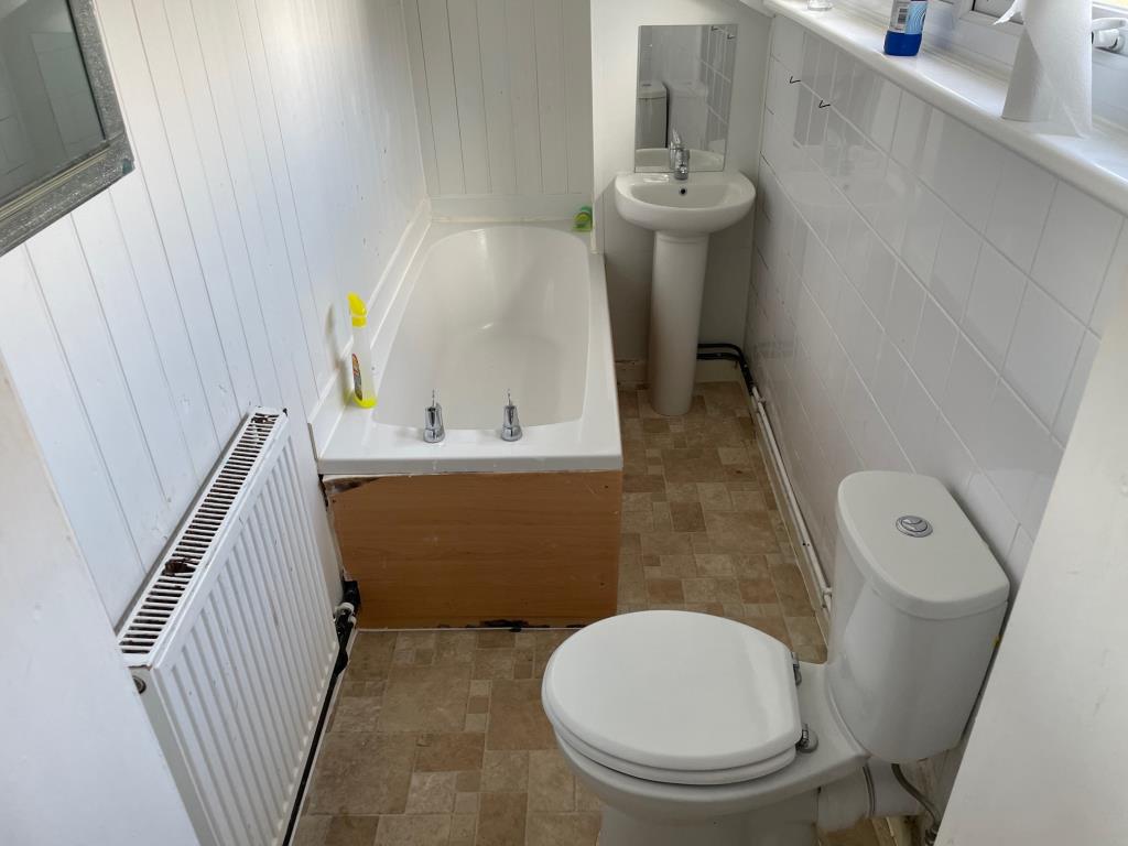 Lot: 19 - FREEHOLD PROPERTY DIVIDED INTO TWO FLATS -